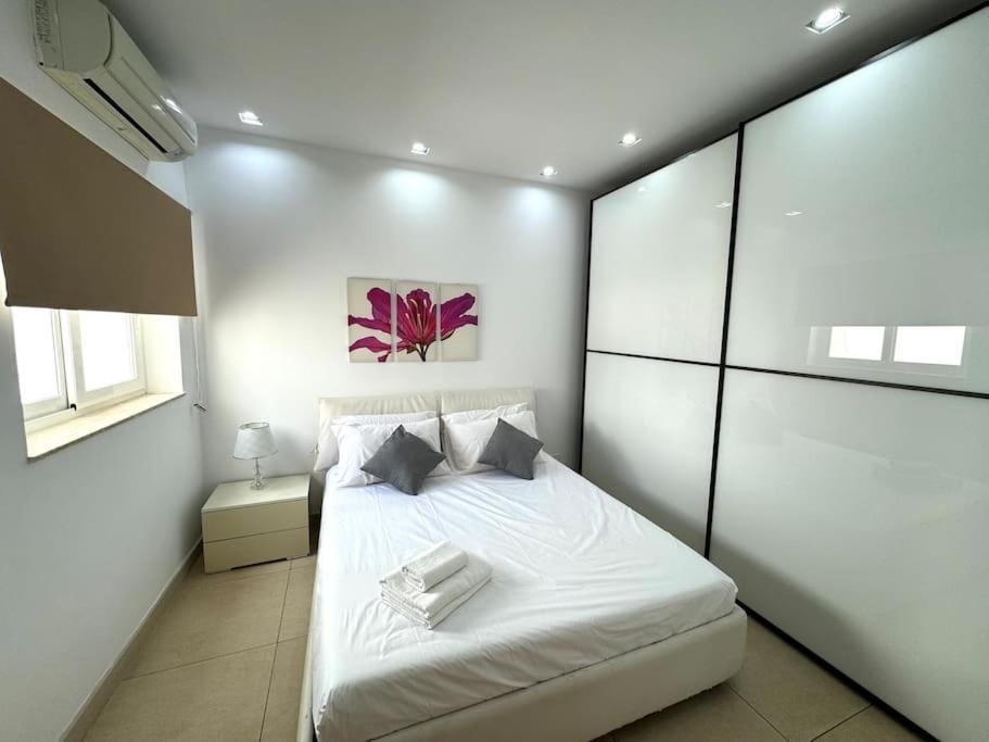 Penthouse -Centre Of Sliema - Best View In Malta Extérieur photo