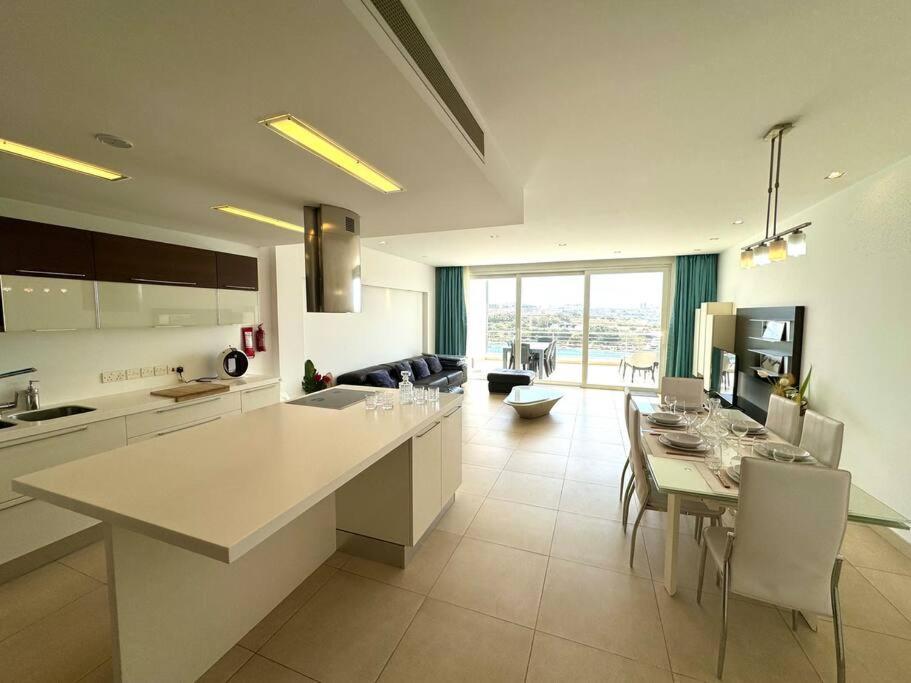 Penthouse -Centre Of Sliema - Best View In Malta Extérieur photo
